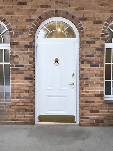 Белая дверь с арочным стеклом