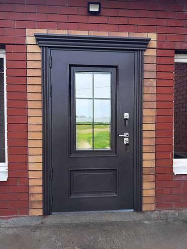 Дверь с карнизом и стеклом