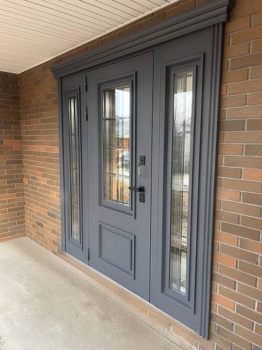 Дверь с остеклением и карнизом