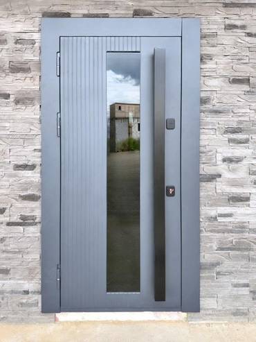 Дверь со стеклом и бугельными ручками