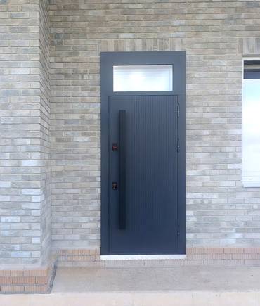 Дверь со стеклом и длинной ручкой