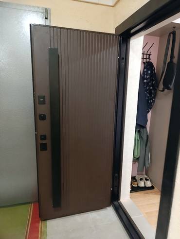 Дверь в квартиру с длинными ручками