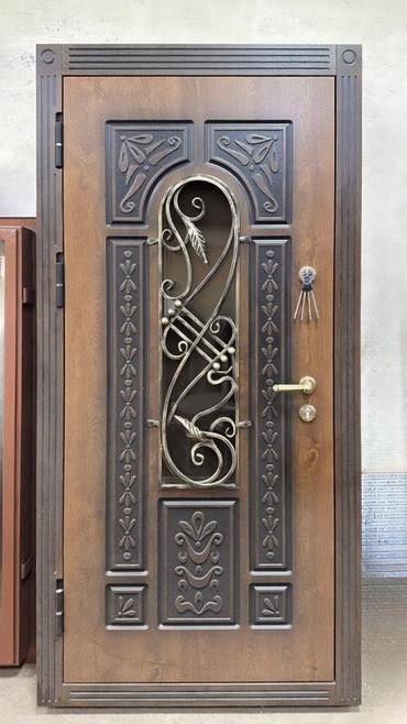 Остекленная дверь с ковкой