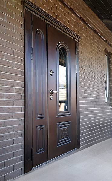 Полуторная дверь в доме