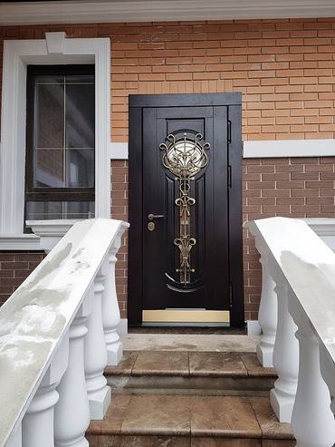 Уличная дверь с отбойником и ковкой