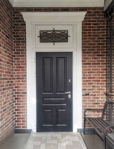 Высокая дверь черно-белого цвета